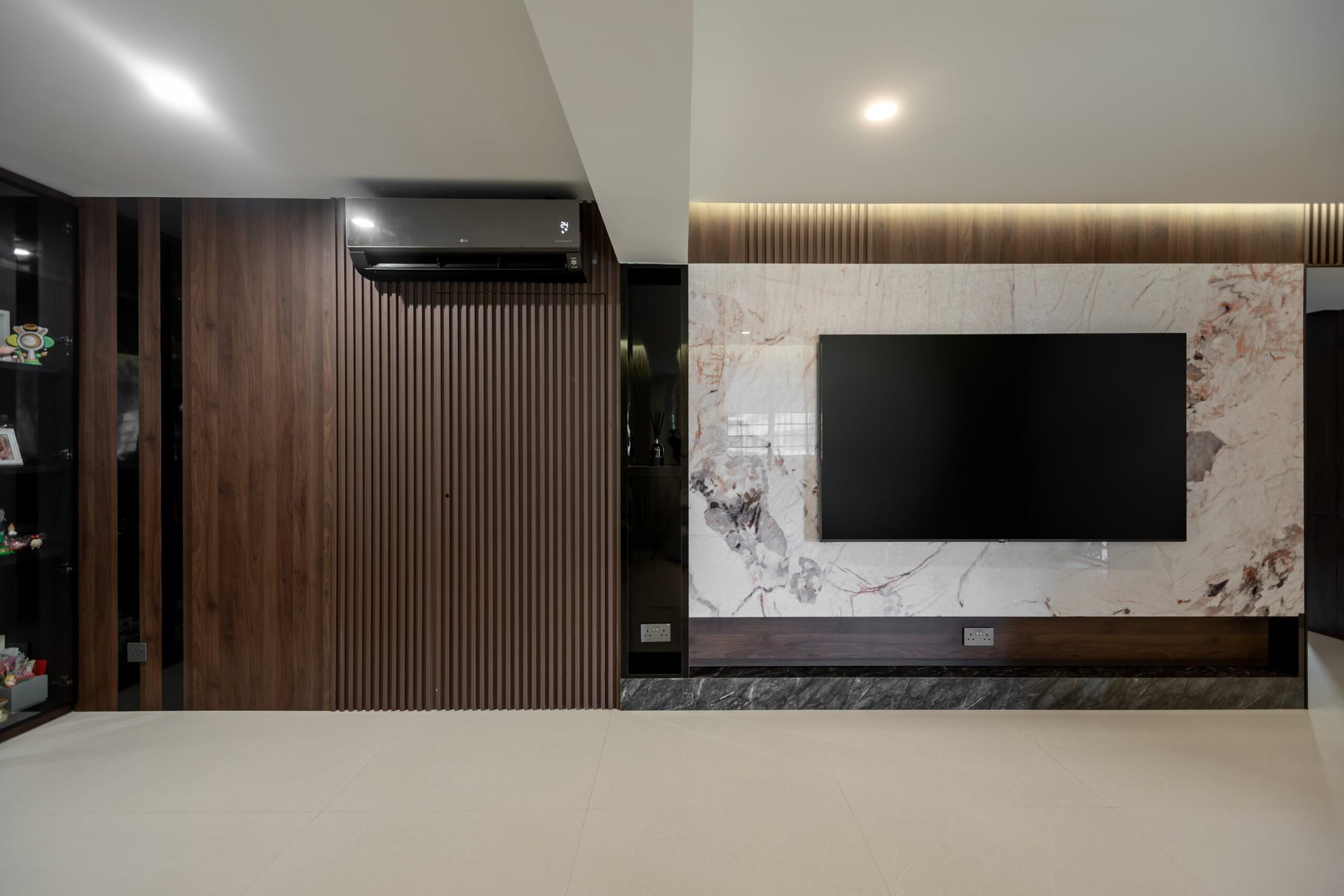 Modern Luxe interior — view 6