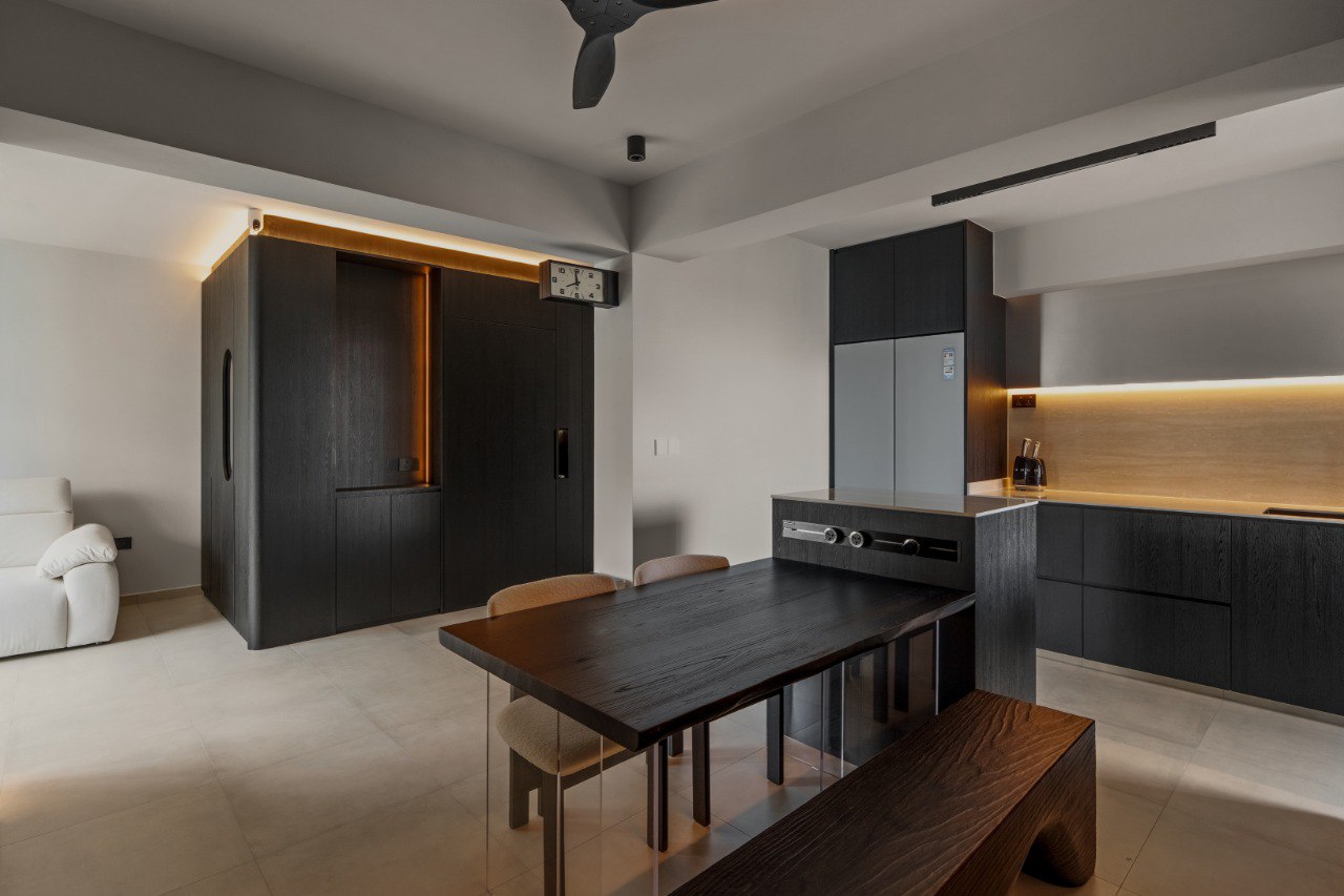 Ridge in Contrast — open dining area with integrated kitchen and storage
