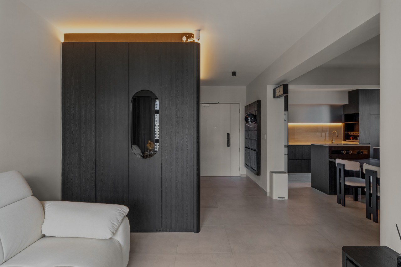 Ridge in Contrast — living room and sculptural dark timber partition