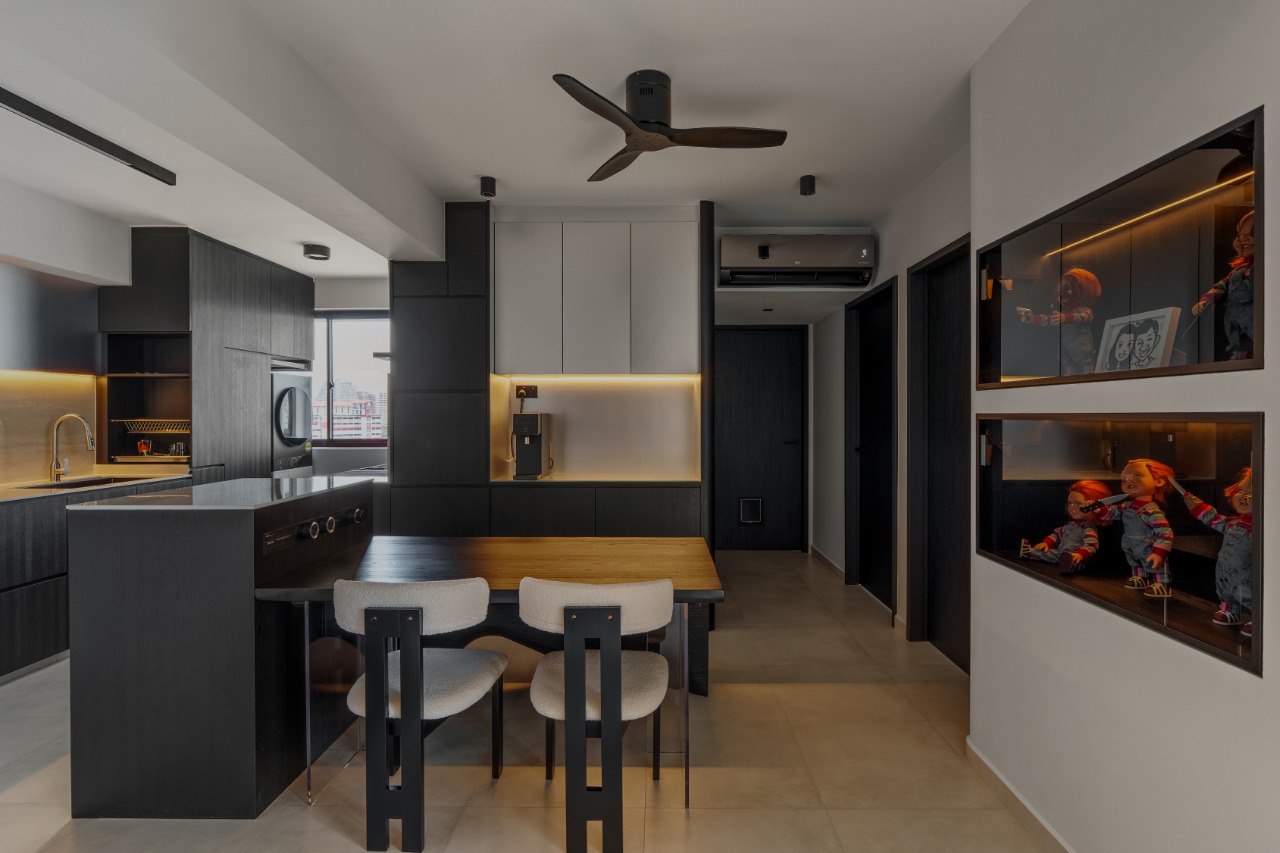 Ridge in Contrast — dining nook between the kitchen and display wall